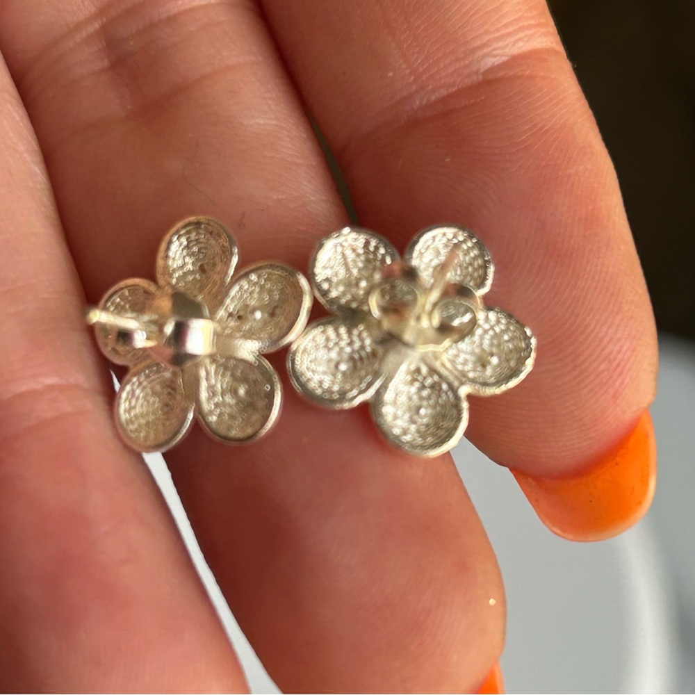 Sterling Silver  Flower shaped stud earrings - Picture 6 of 9